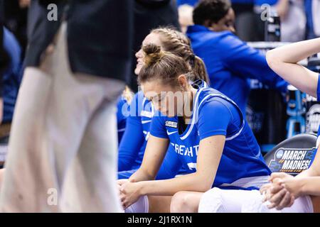 Greensboro, Caroline du Nord, États-Unis. 27th mars 2022. Creighton Bluejays Guard Tatum Rembao (2) se prépare pour le tournoi de basket-ball féminin NCAA 2022 au Greensboro Coliseum à Greensboro, en Caroline du Nord. (Scott Kinser/ACC). Crédit : csm/Alay Live News Banque D'Images