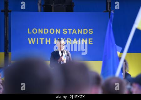 Marche ukrainienne à Londres le 26th mars 2022. Une grande foule s'est réunie pour protester contre l'invasion de l'Ukraine par la Russie. Londres est avec l'Ukraine. Le maire parle à la foule, Saadiq Khan Banque D'Images