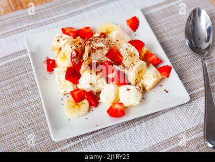 Portion de crème glacée avec tranches de fraises et bananes Banque D'Images