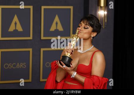 Los Angeles, États-Unis. 27th mars 2022. Ariana Debose, gagnante de la meilleure actrice dans un rôle de soutien pour "West Side Story", apparaît en coulisses avec son Oscar lors des Academy Awards 94th annuels à l'hôtel Loews Hollywood dans la section Hollywood de Los Angeles le dimanche 27 mars 2022. Photo de John Angelillo/UPI crédit: UPI/Alay Live News Banque D'Images