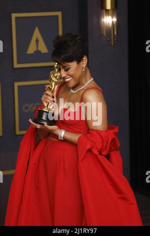 Los Angeles, États-Unis. 27th mars 2022. Ariana Debose, gagnante de la meilleure actrice dans un rôle de soutien pour "West Side Story", apparaît en coulisses avec son Oscar lors des Academy Awards 94th annuels à l'hôtel Loews Hollywood dans la section Hollywood de Los Angeles le dimanche 27 mars 2022. Photo de John Angelillo/UPI crédit: UPI/Alay Live News Banque D'Images