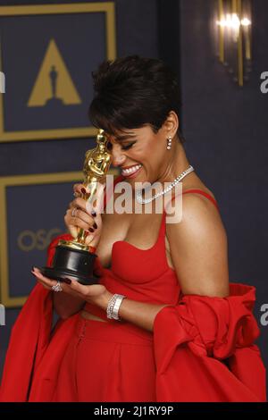 Los Angeles, États-Unis. 27th mars 2022. Ariana Debose, gagnante de la meilleure actrice dans un rôle de soutien pour "West Side Story", apparaît en coulisses avec son Oscar lors des Academy Awards 94th annuels à l'hôtel Loews Hollywood dans la section Hollywood de Los Angeles le dimanche 27 mars 2022. Photo de John Angelillo/UPI crédit: UPI/Alay Live News Banque D'Images