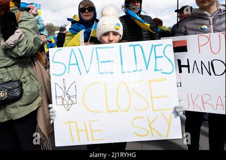 Washington, États-Unis. 27th mars 2022. Une jeune fille porte un panneau indiquant « Save Lives close the Sky » lors d'un rassemblement Stand with Ukraine au Lincoln Memorial. Crédit : SOPA Images Limited/Alamy Live News Banque D'Images