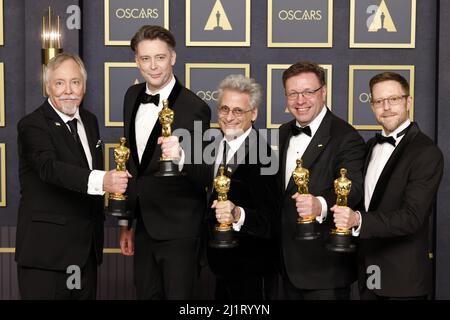 Los Angeles, États-Unis. 27th mars 2022. Mac Ruth, Mark Mangini, Theo Green, Doug Hemphill et Ron Bartlett, gagnants du meilleur son avec 'Dune', apparaissent en coulisses avec son Oscar lors des Oscars annuels 94th à l'hôtel Loews Hollywood dans la section Hollywood de Los Angeles le dimanche 27 mars 2022. Photo de John Angelillo/UPI crédit: UPI/Alay Live News Banque D'Images