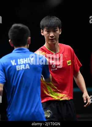 Doha, Qatar. 27th mars 2022. Xue FEI (R) de la Chine tremble les mains avec Vitor Ishiy du Brésil après le match de 64 de leurs hommes au concours WTT Star Doha 2022 à Doha, Qatar, le 27 mars 2022. Credit: Nikku/Xinhua/Alay Live News Banque D'Images