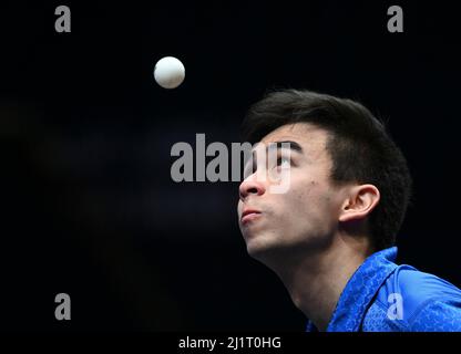 Doha, Qatar. 27th mars 2022. Vitor Ishiy du Brésil sert pendant le match des hommes célibataires de 64 entre Xue FEI de Chine et Vitor Ishiy du Brésil au concours WTT Star Doha 2022 à Doha, Qatar, le 27 mars 2022. Credit: Nikku/Xinhua/Alay Live News Banque D'Images