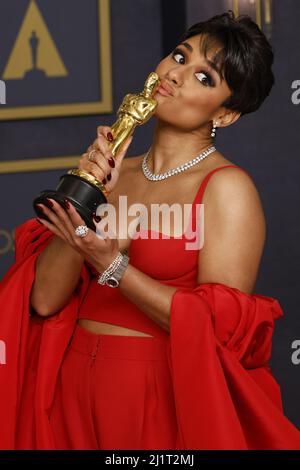 Los Angeles, États-Unis. 27th mars 2022. Ariana Debose, gagnante de la meilleure actrice dans un rôle de soutien pour "West Side Story", apparaît en coulisses avec son Oscar lors des Academy Awards 94th annuels à l'hôtel Loews Hollywood dans la section Hollywood de Los Angeles le dimanche 27 mars 2022. Photo de John Angelillo/UPI crédit: UPI/Alay Live News Banque D'Images