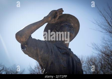 La statue de Boyscout est située au Ray Harral nature Center à Broken Arrow, OK. C'est une statue pour rappeler aux jeunes scouts d'honorer leurs valeurs. Banque D'Images