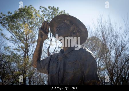 La statue de Boyscout est située au Ray Harral nature Center à Broken Arrow, OK. C'est une statue pour rappeler aux jeunes scouts d'honorer leurs valeurs. Banque D'Images