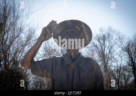 La statue de Boyscout est située au Ray Harral nature Center à Broken Arrow, OK. C'est une statue pour rappeler aux jeunes scouts d'honorer leurs valeurs. Banque D'Images