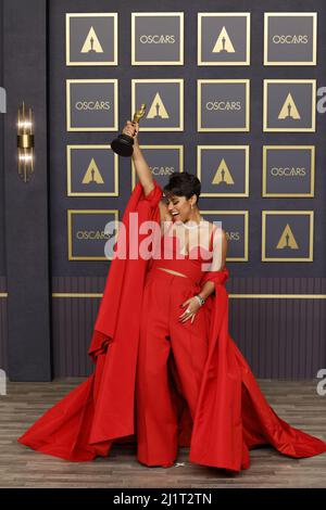 Los Angeles, États-Unis. 27th mars 2022. Ariana Debose, gagnante de la meilleure actrice dans un rôle de soutien pour "West Side Story", apparaît en coulisses avec son Oscar lors des Academy Awards 94th annuels à l'hôtel Loews Hollywood dans la section Hollywood de Los Angeles le dimanche 27 mars 2022. Photo de John Angelillo/UPI crédit: UPI/Alay Live News Banque D'Images