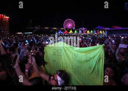 Sao Paulo, Brésil. 27th mars 2022. Les gens rendent hommage au batasta de Taylor Hawkins des Foo Fithers lors du festival de musique Lolapalooza Brasil 2022 à l'Autodromo José Carlos Pace à Interlagos dans la région sud de São Paulo ce dimanche 27. Credit: Brésil photo Press/Alamy Live News Banque D'Images