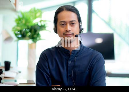 Service à la clientèle avec amical, homme d'affaires est centre d'appel et opérateur pour l'assistance client, l'assistance et le conseiller, le service d'assistance et de contact, m Banque D'Images