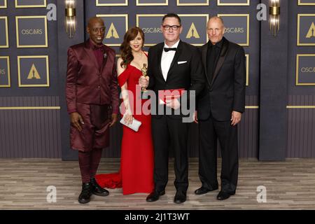 Los Angeles, États-Unis. 27th mars 2022. Greig Fraser, lauréat du prix « meilleure cinématographie », apparaît en coulisses avec son Oscar lors des Academy Awards 94th annuels au Loews Hollywood Hotel, dans la section Hollywood de Los Angeles, Californie, le dimanche 27 mars 2022. Wesley Snipes, Rosie Perez et Woody Harrelson, de chaque côté de Fraser, ont remis le prix. Photo de John Angelillo/UPI crédit: UPI/Alay Live News Banque D'Images