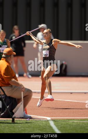 Anna Hall, en Floride, jette le javelin pendant l’heptathlon lors des 94th Clyde Littlefield Texas Relays, le jeudi 24 mars 2022, à Austin, Texa Banque D'Images