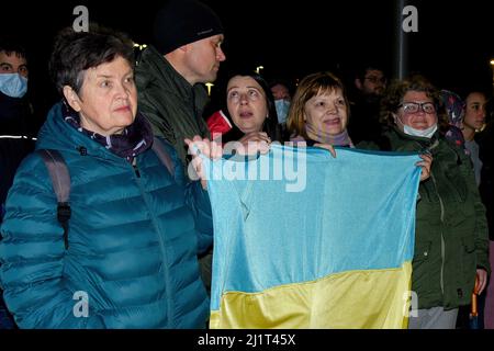 Vendrell, Espagne. 5th janvier 2022. Plusieurs personnes de nationalité ukrainienne qui se sont réfugiées dans la ville de Vendrell en raison de la guerre de l'attaque russe contre l'Ukraine se trouvent à côté du drapeau ukrainien. L'association 'drac de FOC El Cabrot de El Vendrell' (Dragon de feu) agit dans une exposition pyrotechnique en solidarité et en soutien aux personnes de nationalité ukrainienne qui sont réfugiés dans les hôtels et les auberges municipales dans la ville de Vendrell en raison de l'invasion de la Russie de l'Ukraine, La représentation des défilés de feu est une tradition catalane qui a lieu chaque année dans les villes. (Crédit I Banque D'Images