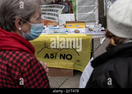 Burgos, Espagne. 26th mars 2022. Deux personnes ont vu discuter du problème des parcs éoliens. Le coordinateur pour la défense de la demande, Juarros et Montes de Oca a recueilli des signatures et expliqué aux passants-par les divers problèmes causés par les moulins à vent. Crédit : SOPA Images Limited/Alamy Live News Banque D'Images