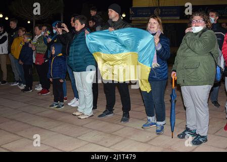 Vendrell, Espagne. 5th janvier 2022. Plusieurs personnes de nationalité ukrainienne qui se sont réfugiées dans la ville de Vendrell en raison de la guerre de l'attaque russe contre l'Ukraine se trouvent à côté du drapeau ukrainien. L'association 'drac de FOC El Cabrot de El Vendrell' (Dragon de feu) agit dans une exposition pyrotechnique en solidarité et en soutien aux personnes de nationalité ukrainienne qui sont réfugiés dans les hôtels et les auberges municipales dans la ville de Vendrell en raison de l'invasion de la Russie de l'Ukraine, La représentation des défilés de feu est une tradition catalane qui a lieu chaque année dans les villes. (Crédit I Banque D'Images