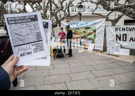 Burgos, Espagne. 26th mars 2022. Une personne distribue des brochures d'avertissement sur le problème des grandes fermes éoliennes. Le coordinateur pour la défense de la demande, Juarros et Montes de Oca a recueilli des signatures et expliqué aux passants-par les divers problèmes causés par les moulins à vent. Crédit : SOPA Images Limited/Alamy Live News Banque D'Images