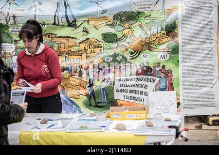 Burgos, Espagne. 26th mars 2022. Une femme encourage la collecte de signatures. Le coordinateur pour la défense de la demande, Juarros et Montes de Oca a recueilli des signatures et expliqué aux passants-par les divers problèmes causés par les moulins à vent. Crédit : SOPA Images Limited/Alamy Live News Banque D'Images