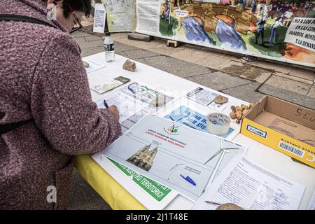 Burgos, Espagne. 26th mars 2022. Une personne signe contre les macro parcs éoliens. Le coordinateur pour la défense de la demande, Juarros et Montes de Oca a recueilli des signatures et expliqué aux passants-par les divers problèmes causés par les moulins à vent. Crédit : SOPA Images Limited/Alamy Live News Banque D'Images