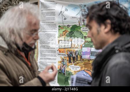 Burgos, Espagne. 26th mars 2022. Deux personnes ont vu discuter du problème des parcs éoliens. Le coordinateur pour la défense de la demande, Juarros et Montes de Oca a recueilli des signatures et expliqué aux passants-par les divers problèmes causés par les moulins à vent. Crédit : SOPA Images Limited/Alamy Live News Banque D'Images