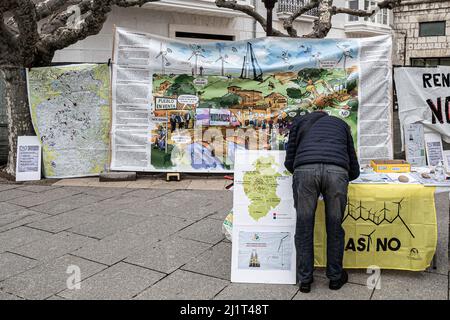 Burgos, Espagne. 26th mars 2022. Une personne signe contre les macro parcs éoliens. Le coordinateur pour la défense de la demande, Juarros et Montes de Oca a recueilli des signatures et expliqué aux passants-par les divers problèmes causés par les moulins à vent. Crédit : SOPA Images Limited/Alamy Live News Banque D'Images