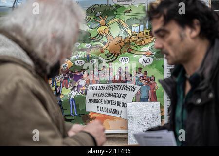 Burgos, Espagne. 26th mars 2022. Deux personnes ont vu discuter du problème des parcs éoliens. Le coordinateur pour la défense de la demande, Juarros et Montes de Oca a recueilli des signatures et expliqué aux passants-par les divers problèmes causés par les moulins à vent. Crédit : SOPA Images Limited/Alamy Live News Banque D'Images