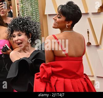 Los Angeles, États-Unis. 27th mars 2022. Rita Moreno et Ariana DeBose arrivent pour les Academy Awards 94th au Dolby Theatre, dans la section Hollywood de Los Angeles, le dimanche 27 mars 2022. Photo de Jim Ruymen/UPI crédit: UPI/Alay Live News Banque D'Images