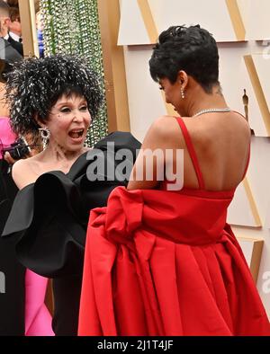 Los Angeles, États-Unis. 27th mars 2022. Rita Moreno et Ariana DeBose arrivent pour les Academy Awards 94th au Dolby Theatre, dans la section Hollywood de Los Angeles, le dimanche 27 mars 2022. Photo de Jim Ruymen/UPI crédit: UPI/Alay Live News Banque D'Images