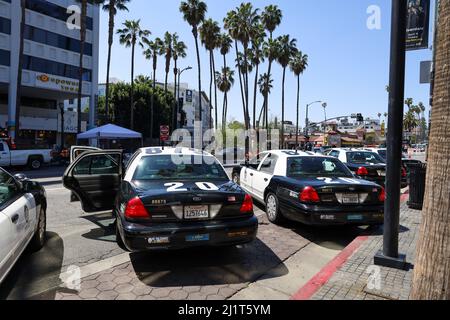 Hollywood, Californie, États-Unis. 30th mars 2022. Les voitures de police LAPD sont alignées sur Hollywood Blvd pour éloigner les gens du spectacle Academy Award, juste avant les événements Red Carpet du 27 mars 2022. Le trafic est très étroitement contrôlé pour des raisons de sécurité. (Image de crédit : © Amy Katz/ZUMA Press Wire) Banque D'Images