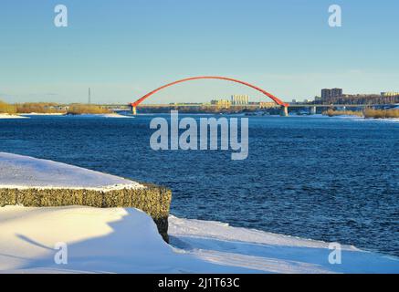Pont Arch sur la rivière OB. Pont Bugrinsky dans la grande ville de printemps. Novosibirsk, Sibérie, Russie, 2022 Banque D'Images