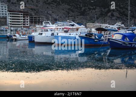 Sébastopol, Crimée - 15 mars 2021:vue des bateaux dans la baie de Balaklava près de la jetée au printemps au coucher du soleil Banque D'Images