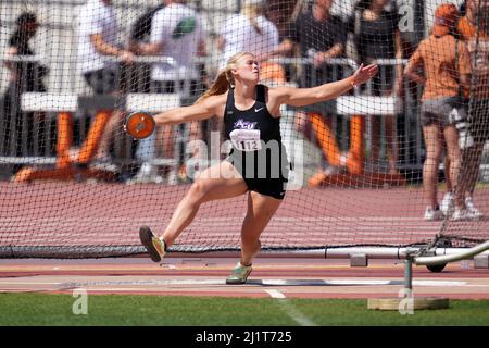 Anni Brandenburg d'Abilene Christian place deuxième dans le discus des femmes avec un jet de 187-11 (57,29m) pendant le 94th Clyde Littlefield Texas Rela Banque D'Images