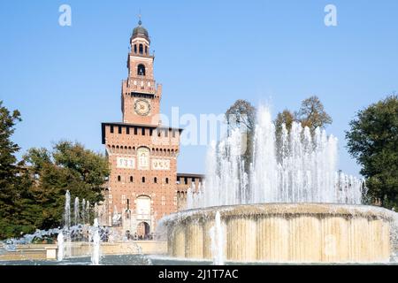 Détail architectural du Castello Sforzesco (château de Sforza), une fortification médiévale datant du 15th siècle, abritant maintenant plusieurs musées Banque D'Images