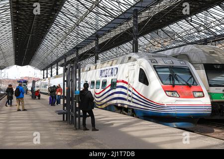 Helsinki, Finlande. 27th mars 2022. Vue sur le train Allegro qui a amené des passagers de Saint-Pétersbourg, en Russie, à Helsinki. La Finlande a arrêté la dernière liaison ferroviaire directe de l'UE avec la Russie. Aujourd'hui, seul le train Allegro du matin relie Helsinki à Saint-Pétersbourg. Le train de l'après-midi à 3,57 h a été annulé. Le service ferroviaire Allegro sera interrompu à partir du lundi 28th mars. Les trains Allegro sont arrêtés en raison des sanctions de l'UE. Crédit : SOPA Images Limited/Alamy Live News Banque D'Images