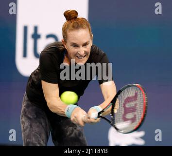 Miami Gardens, Floride, États-Unis. 27th mars 2022. IGA Swiatek de Pologne bat Madison Brengle des États-Unis lors de l'Open de Miami 2022 présenté par Itaú au Hard Rock Stadium le 27 mars 2022 à Miami Gardens, Floride personnes: Madison Brengle crédit: Hoo Me/Media Punch/Alay Live News Banque D'Images