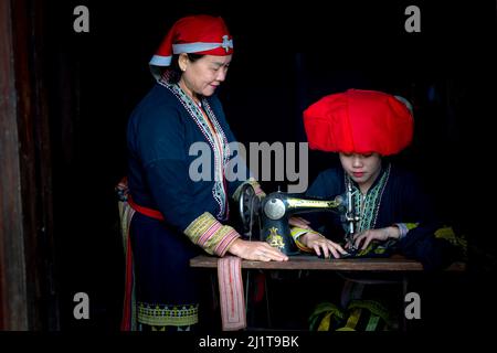 Ta Giang Phinh commune, sa Pa ville, province de Lao Cai, Vietnam - 17 février 2022 : Portrait des femmes de la minorité ethnique Red Dao dans la commune de Ta Giang Phinh Banque D'Images