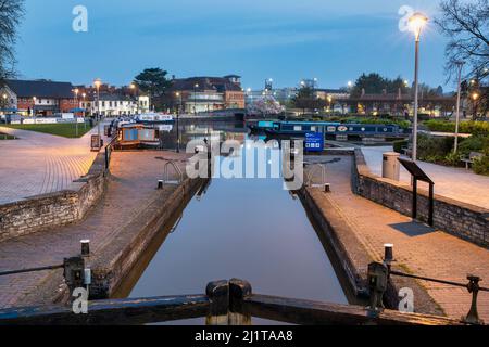 Bassin du canal Bancroft sur la rivière avon à l'aube au printemps. Stratford-upon-Avon, Warwickshire, Angleterre Banque D'Images