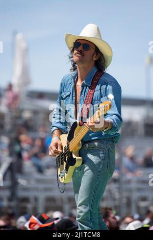 Les Amériques. 27th mars 2022. Cameron Duddy guitariste de basse avec le groupe de musique country Midland, se produit au Grand Prix automobile d'EchoPark, circuit of the Americas. Austin, Texas. Mario Cantu/CSM/Alamy Live News Banque D'Images