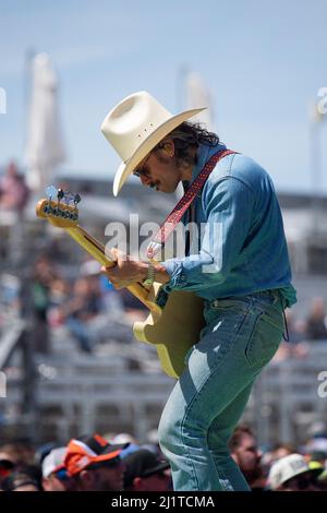 Les Amériques. 27th mars 2022. Cameron Duddy guitariste de basse avec le groupe de musique country Midland, se produit au Grand Prix automobile d'EchoPark, circuit of the Americas. Austin, Texas. Mario Cantu/CSM/Alamy Live News Banque D'Images