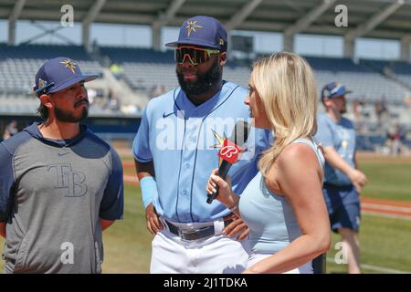 Port Charlotte, FL États-Unis : Tricia Whitaker, journaliste de Bally’s Sports, interviewe Manuel Margot (13 ans), rideau de Tampa Bay, avec l’aide du traducteur Manny Navarro, lors d’un match de baseball d’entraînement de printemps contre les Braves d’Atlanta, samedi 27 mars 2022, au Charlotte Sports Park. Les rayons battent les Braves 4-1. (Kim Hukari/image du sport) Banque D'Images