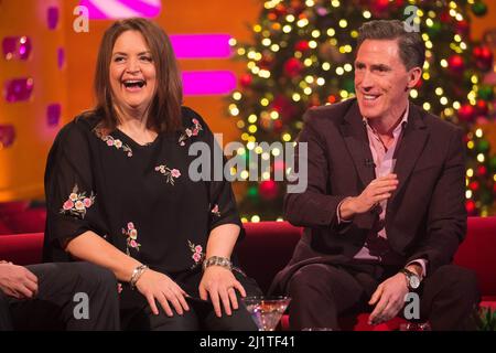 Photo du dossier datée du 19/12/19 de Ruth Jones et Rob Brydon pendant le tournage du Graham Norton Show. Rob Brydon a dit à Jay Rayner sur son podcast « Out to Lunch » qu'il a « un enfer d'un lien » avec l'actrice Ruth Jones après avoir grandi dans la même école secondaire. L'acteur et comédien, 56 ans, a joué Bryn West dans la série à succès Gavin & Stacey co-écrite par Jones, qui a également joué le rôle de Nessa. Banque D'Images