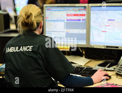 Photo du dossier datée du 08/01/18 d'un préposé à l'appel du Service Ambulance écossais à Cardonald Glasgow. Le NHS risque de perdre des milliers de personnel vital en raison de la forte concurrence pour les travailleurs des entreprises de grande rue, avertit un syndicat de premier plan. Date de publication : lundi 28 mars 2022. Banque D'Images