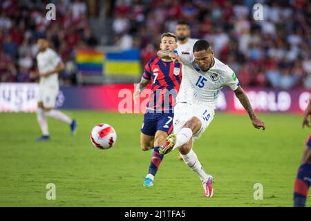 Orlando, Floride, États-Unis. 27 mars 2022: Le défenseur du Panama Eric Davis (15) prend une balle lors du match de qualification de la coupe du monde de la FIFA 2022 entre Panama et USMNT Orlando, FL. Les États-Unis défaites Panama 5 à 1. Jonathan Huff/CSM. Crédit : CAL Sport Media/Alay Live News Banque D'Images