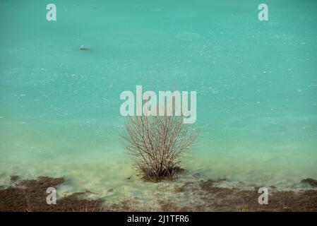 Eaux usées turquoise d'une mine de cuivre polluant l'environnement.Lac de décantation de Geamana, Rosia Montana, Roumanie Banque D'Images