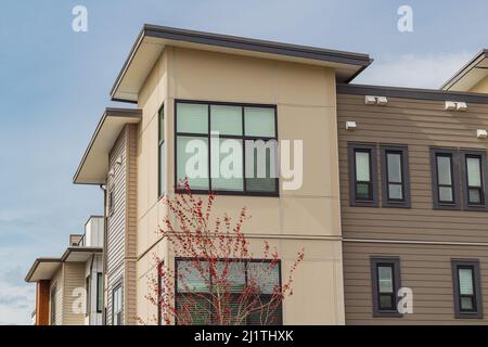 Tout nouvel immeuble d'appartements en Colombie-Britannique, Canada. Architecture résidentielle moderne canadienne. Personne, photo de rue Banque D'Images