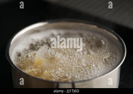 Pâtes Farfalle dans de l'eau bouillante chaude dans une casserole, gros plan, peu profond foyer Banque D'Images