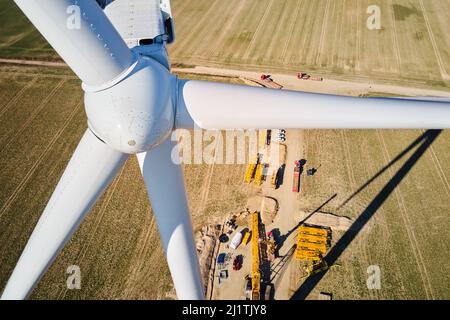 Installation d'une nouvelle éolienne, maintenance d'une éolienne à vent, chantier de construction avec grues pour l'assemblage d'une tour de moulin à vent, énergie éolienne et énergie renouvelable Banque D'Images