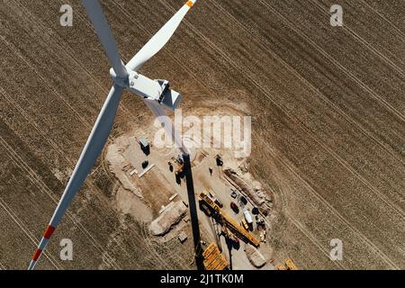 Installation d'une nouvelle éolienne, maintenance d'une éolienne à vent, chantier de construction avec grues pour l'assemblage d'une tour de moulin à vent, énergie éolienne et énergie renouvelable Banque D'Images